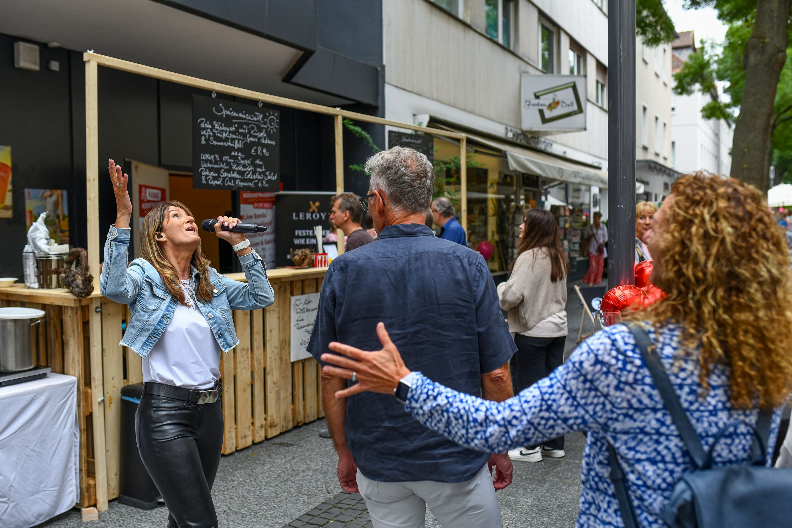 sliderimage-Veranstaltungen, wie sie die IG Rosenstraße durchführt, können künftig mit dem VeranstaltungsZUschuss gefördert werden. Foto: Moritz Göbel
